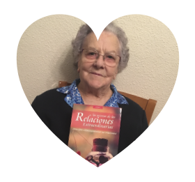 Mujer mayor sosteniendo libro sobre relaciones extraordinarias