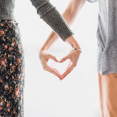 Manos de personas unidas en círculo como símbolo de equipo