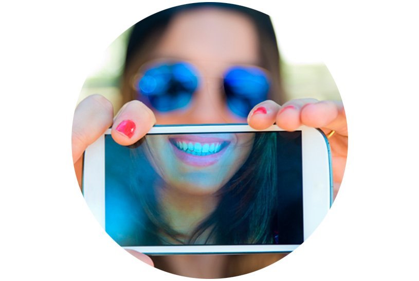 Mujer sonriente sosteniendo figura de corazón