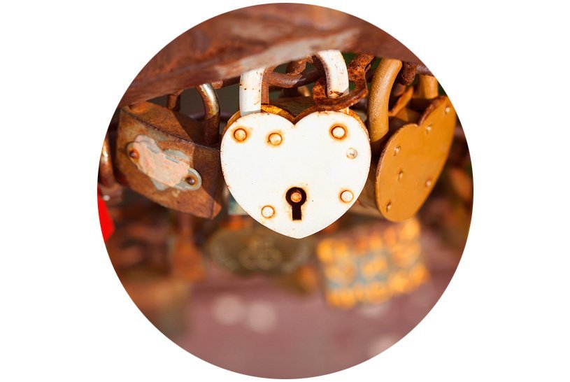 Candados en forma de corazón colgados