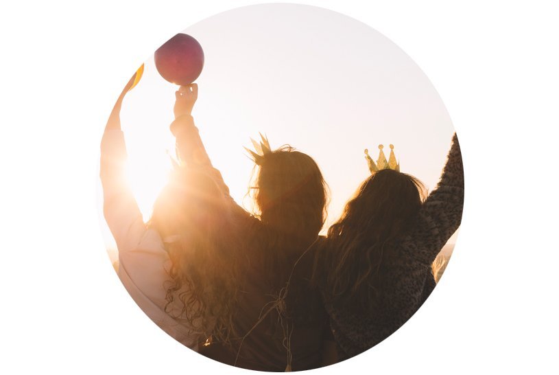 Grupo de personas celebrando con luz de fondo