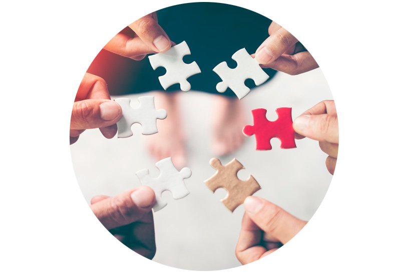 Piezas de rompecabezas unidas como símbolo de conexión